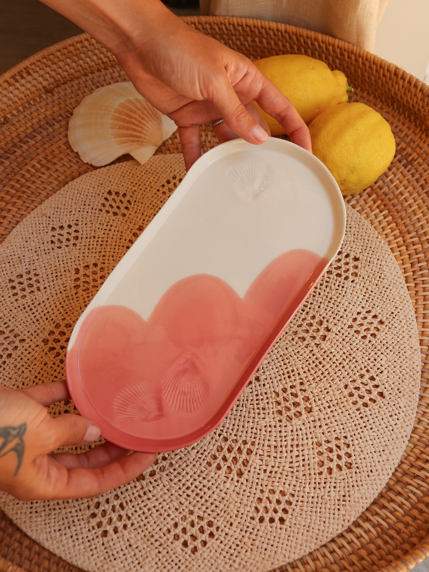 Plat en porcelaine artisanale - CORAIL ROSE