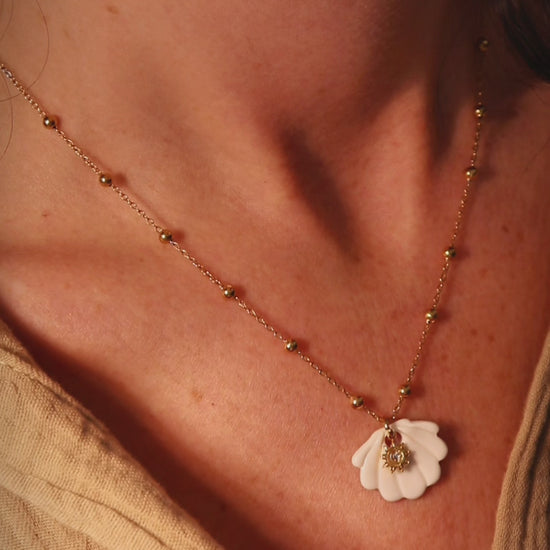 Vidéo pendentif Vénus coquillage en porcelaine artisanale