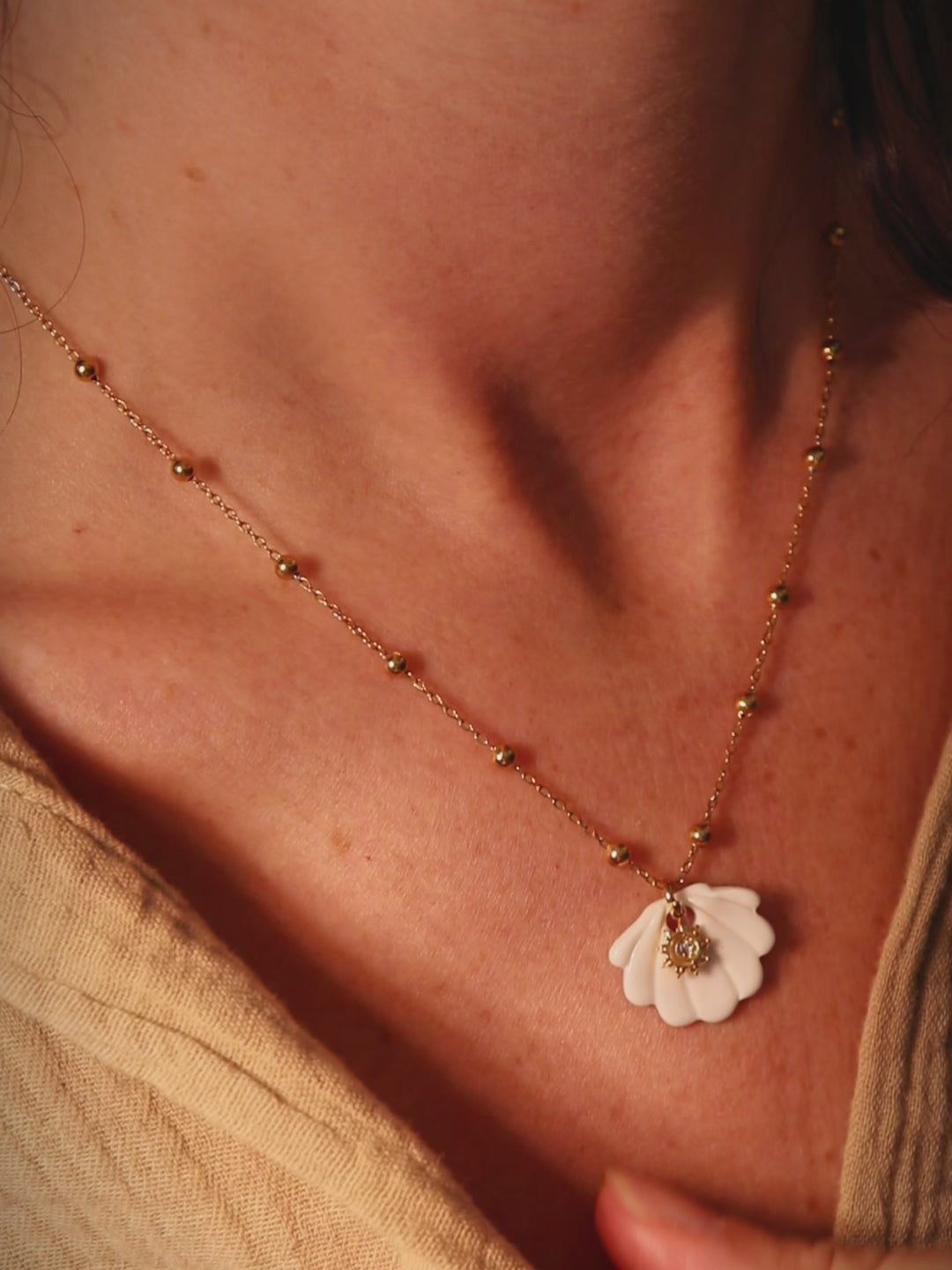 Vidéo pendentif Vénus coquillage en porcelaine artisanale