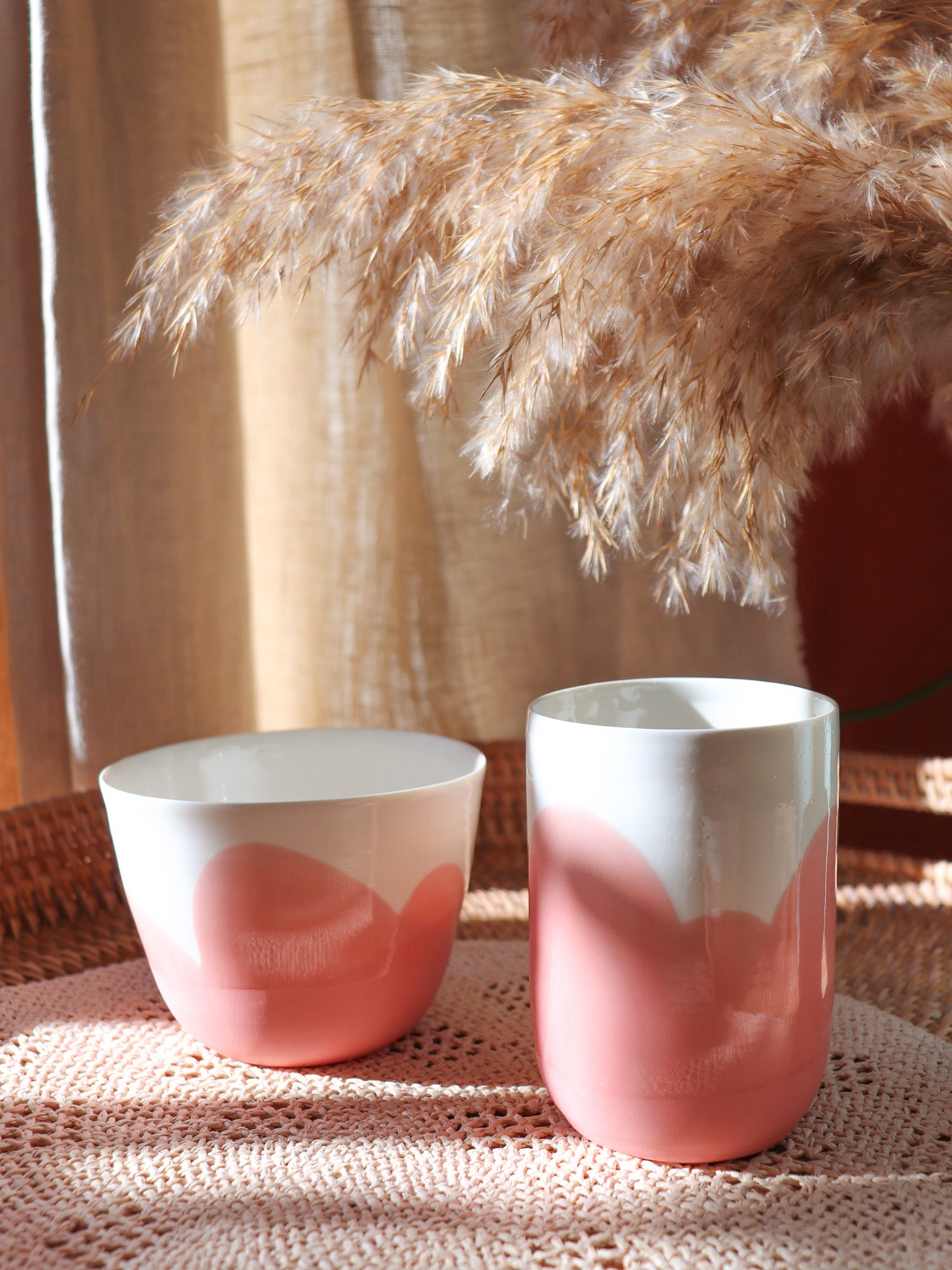 Vaisselle en porcelaine artisanale corail rose sur table